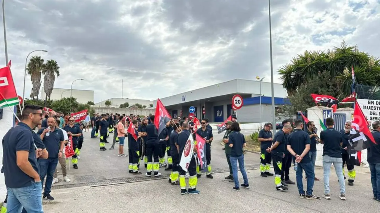 Concentraci&oacute;n protesta en la ITV de Jerez. - 7 TV