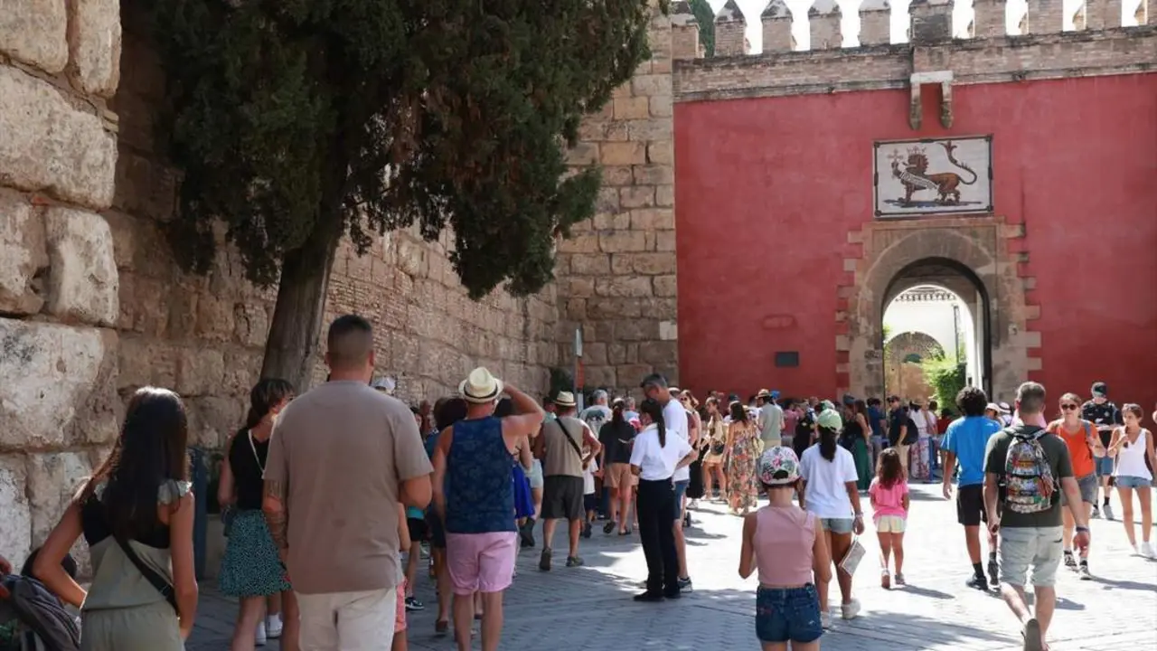 Turistas en la Plaza del Triunfo. - EP.