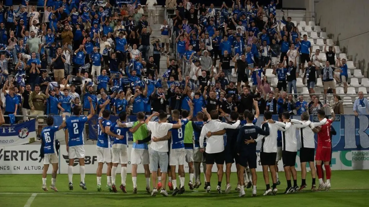 Comuni&oacute;n entre afici&oacute;n y plantilla tras la victoria en La L&iacute;nea. - Antonio Quintero.