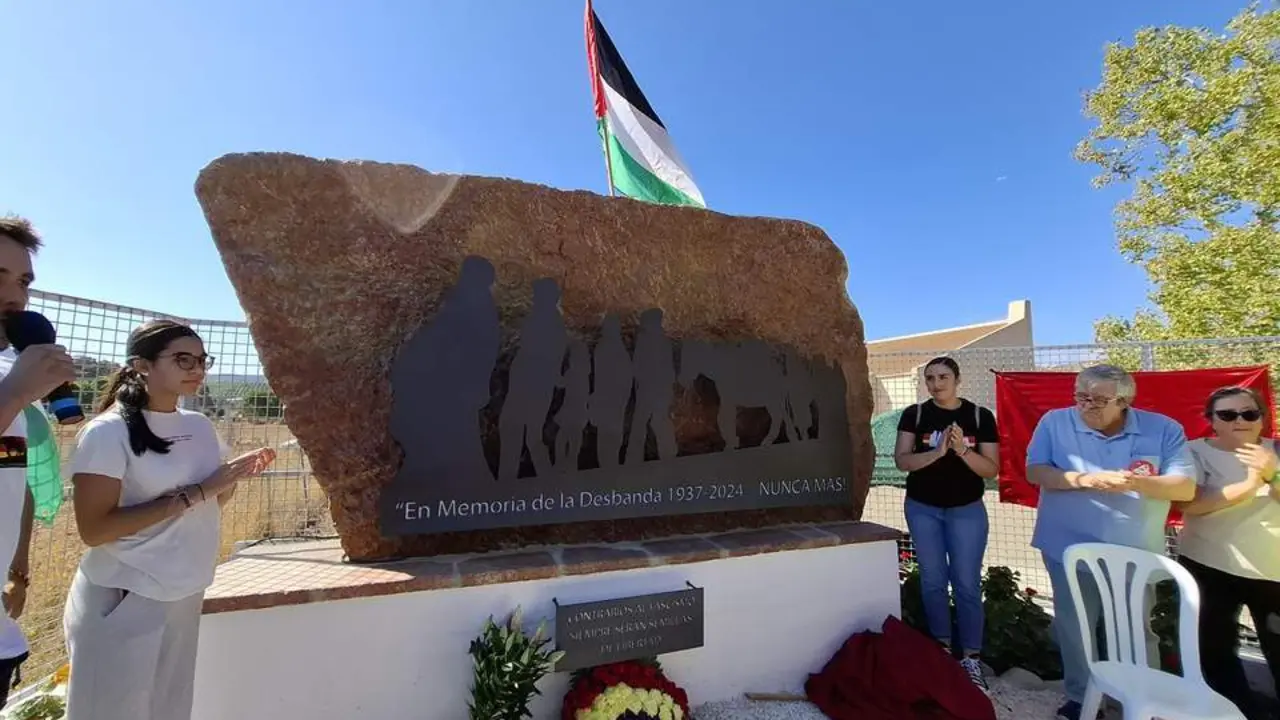 Un monolito recuerda en &Aacute;lora a las v&iacute;ctimas del fascismo en la carretera M&aacute;laga-Almer&iacute;a