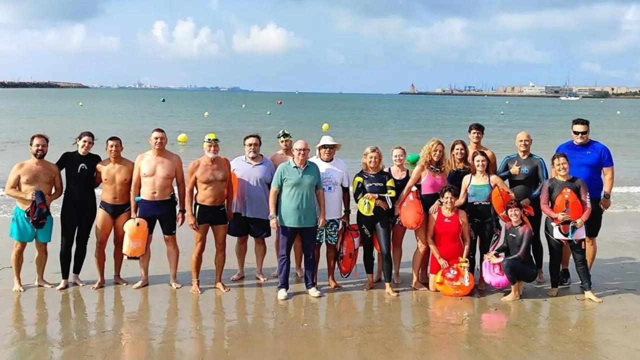 GONZ&Aacute;LEZ NIETO CON NADADORES EN AGUAS ABIERTAS. - viva