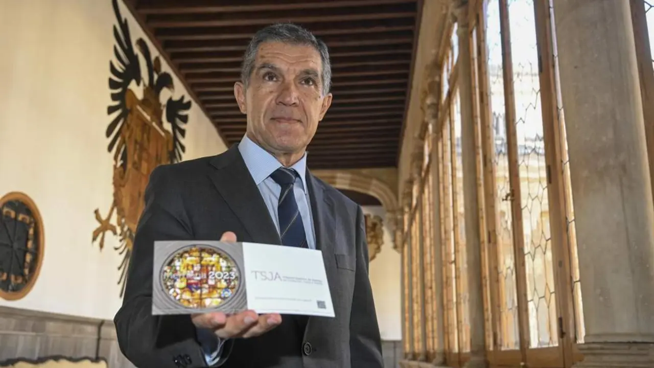 Lorenzo del R&iacute;o con la Memoria del TSJA. - EFE/Miguel &Aacute;ngel Molina