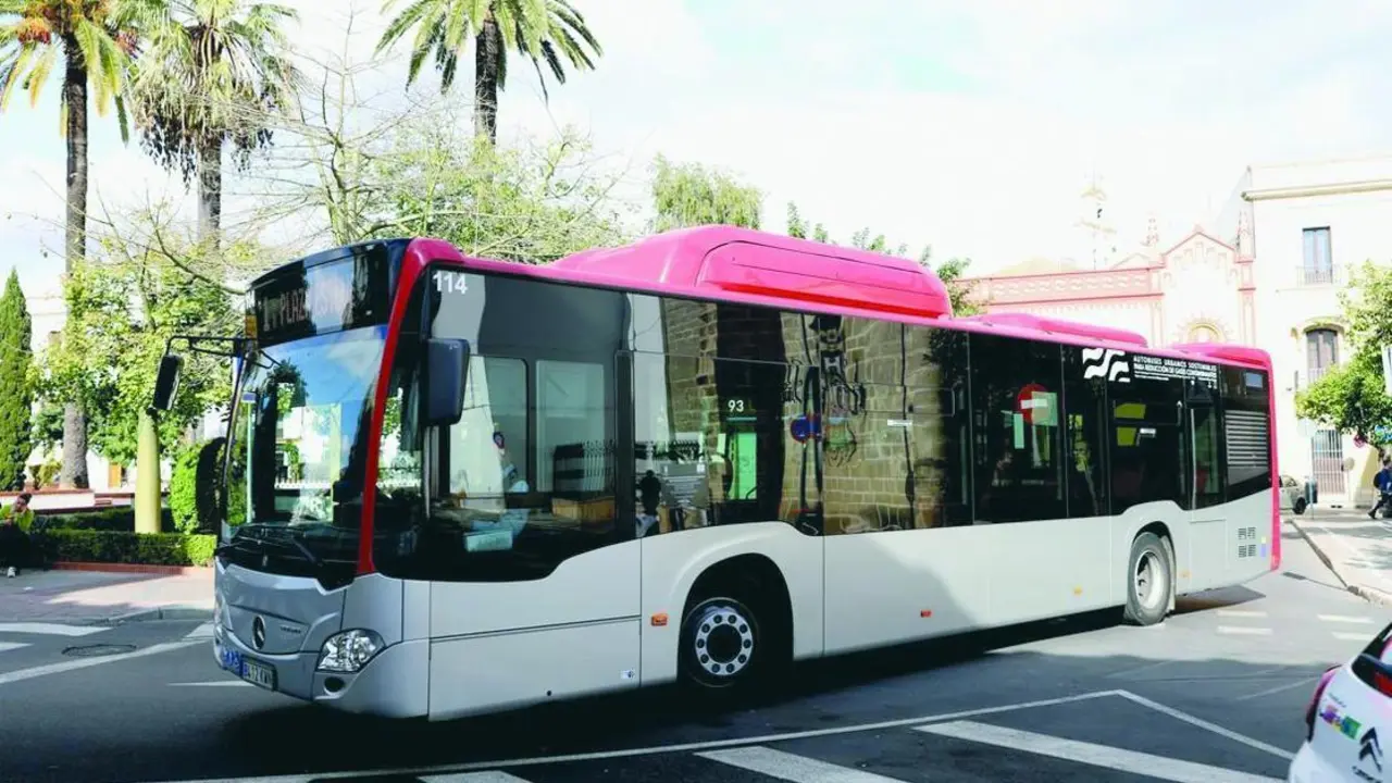 Uno de los autobuses urbanos m&aacute;s nuevos circulando por el centro - Viva