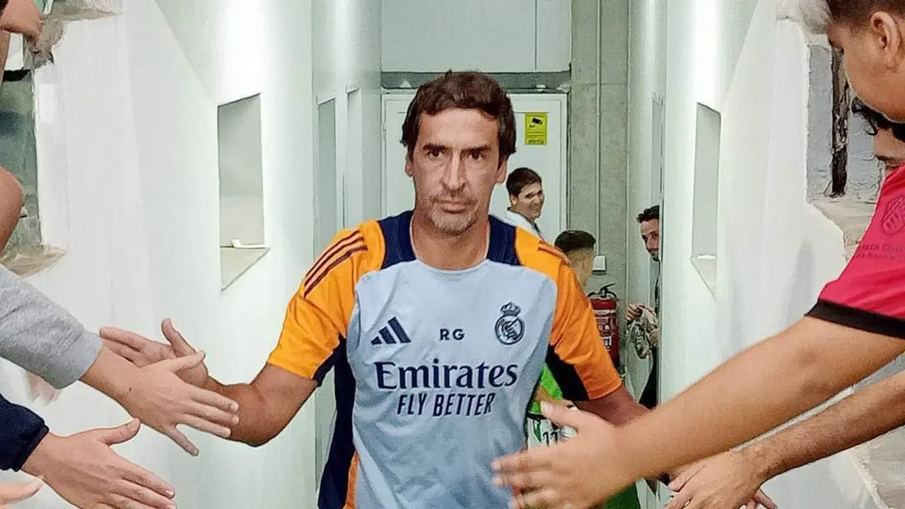Ra&uacute;l Gonz&aacute;lez, aclamado nada m&aacute;s salir de su vestuario                 - Ra&uacute;l J. Bustillos