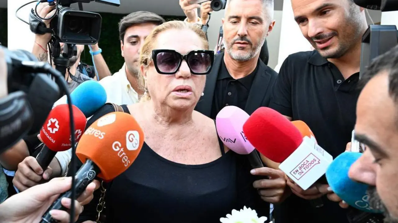 Zald&iacute;var, mujer de Mu&ntilde;oz, atiende a la prensa. - P5 Fredy Torra / Europa Pres