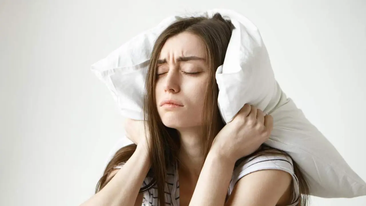 Problemas para dormir y dolor de cabeza. - karlyukav-Freepik.