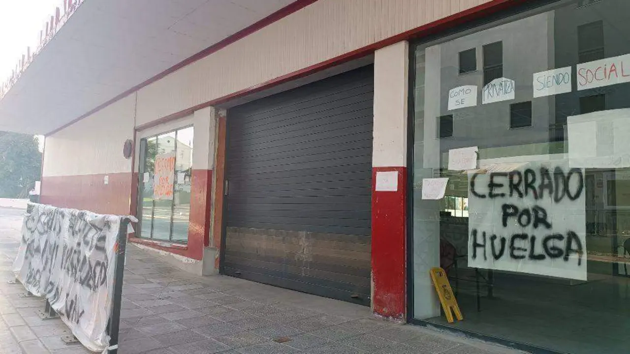 Protesta del personal de la piscina municipal de San Roque. - AI