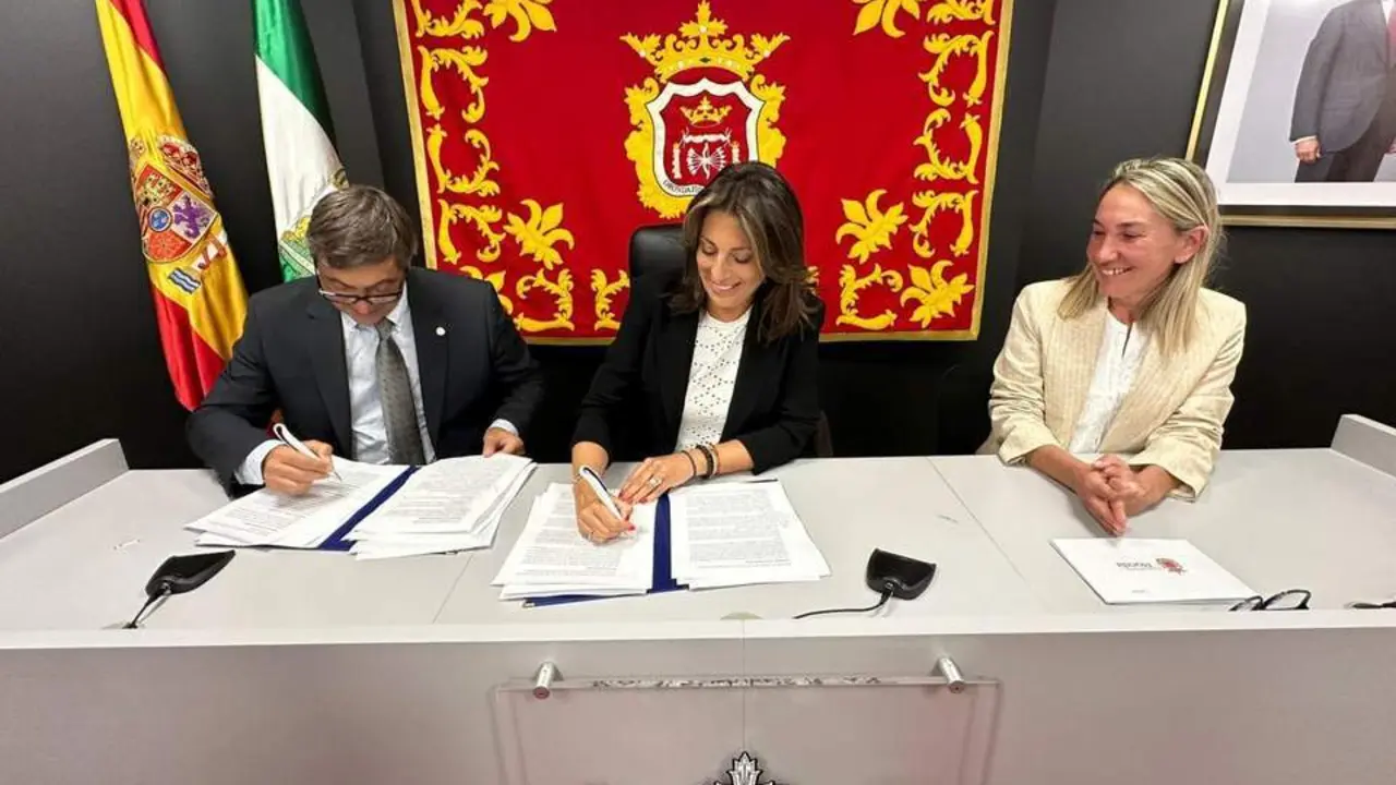 Firma entre la alcaldesa y el rector.  - RS