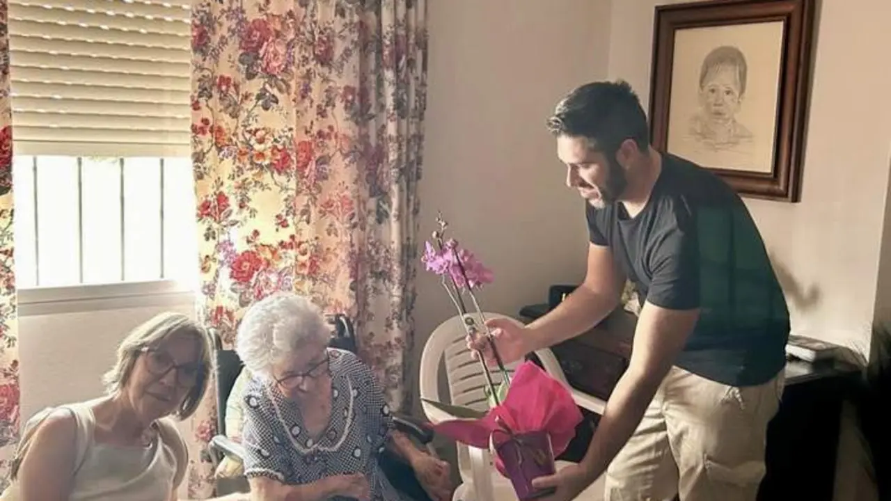 Felicitaci&oacute;n de cumplea&ntilde;os a una mujer de Tesorillo centenaria. - Facebook / Ayto de Tesorillo