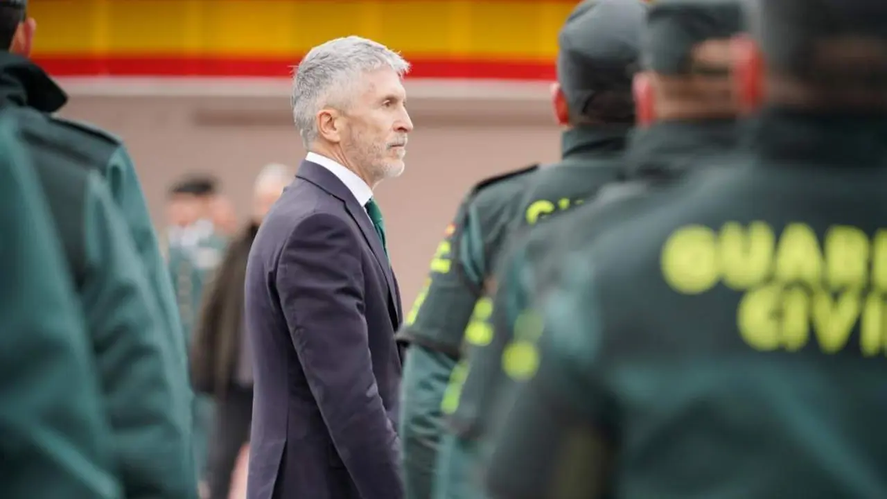 Marlaska con guardias civiles. - Europa Press