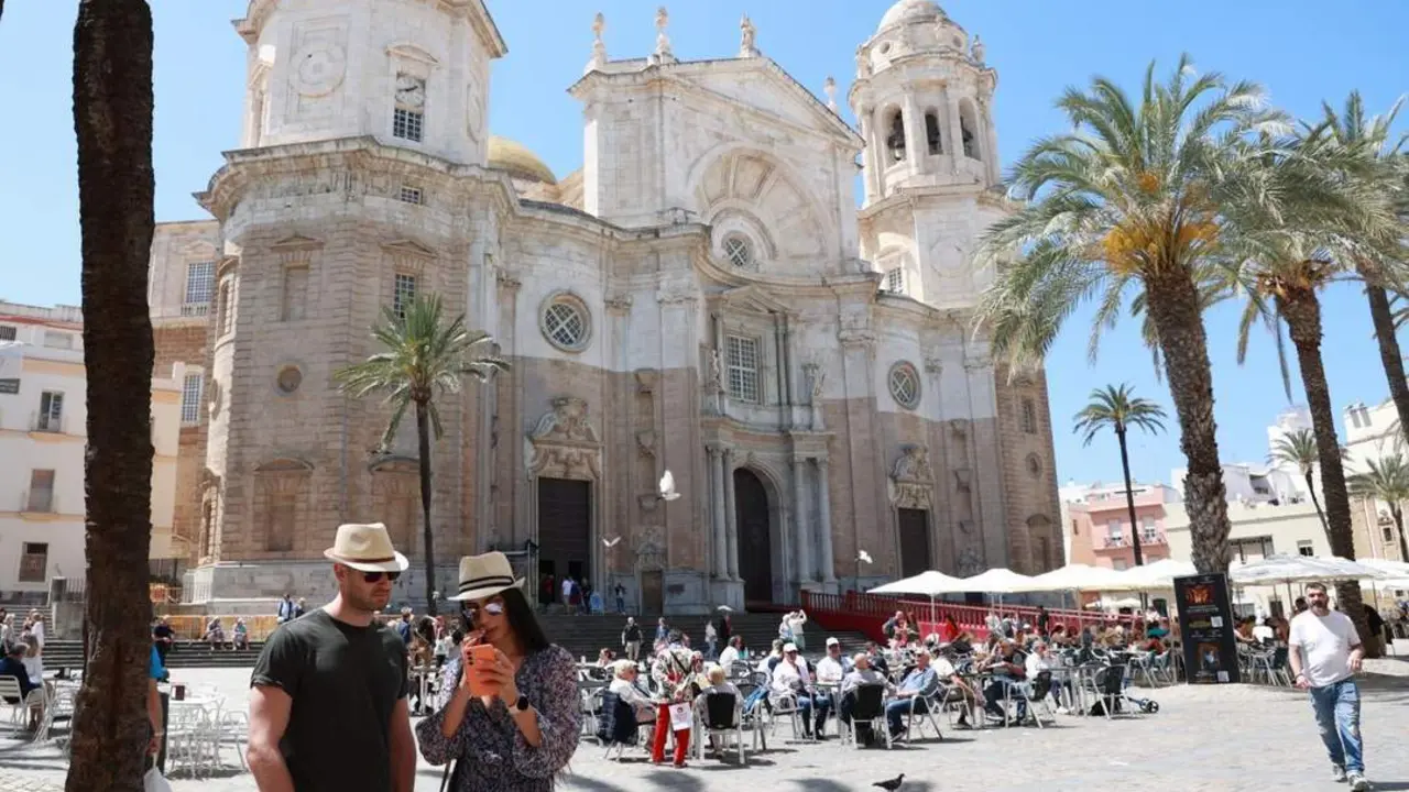 Turistas en la plaza de la Catedral de C&aacute;diz. - E. P.