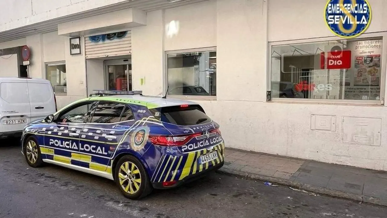 Veh&iacute;culo de la Polic&iacute;a Local en el lugar de los hechos. - ayto