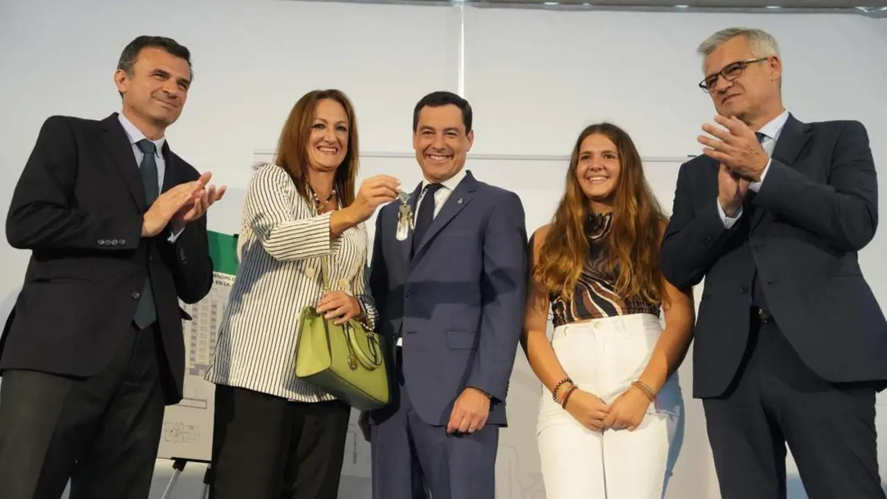 Acto de entrega de las llaves de las nuevas viviendas de Matadero Sur. - VIVA