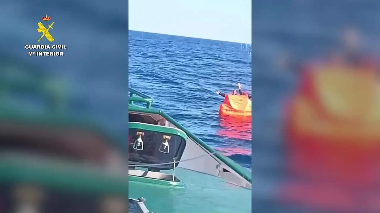 Rescatados tras pasar varios d&iacute;as a la deriva en una balsa salvavidas despu&eacute;s de naufragar