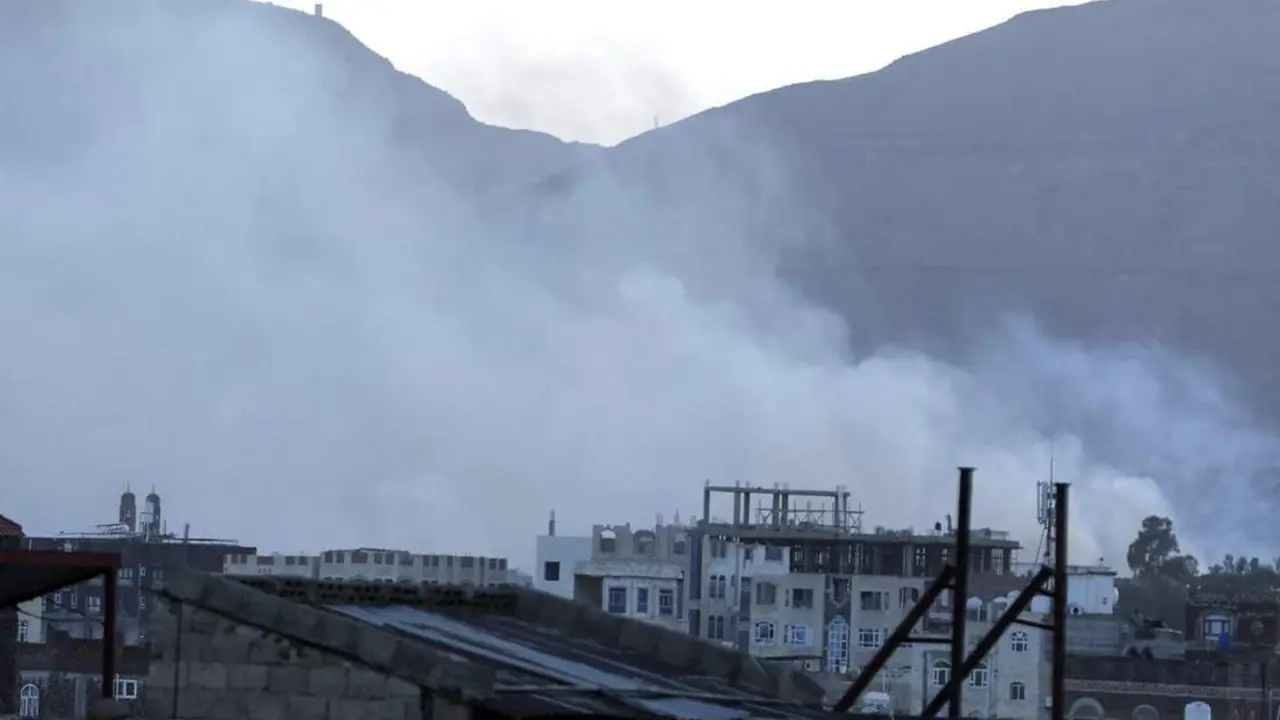 Humo tras uno de los ataques en Yemen. - EFE / EPA / Yahya Arhab
