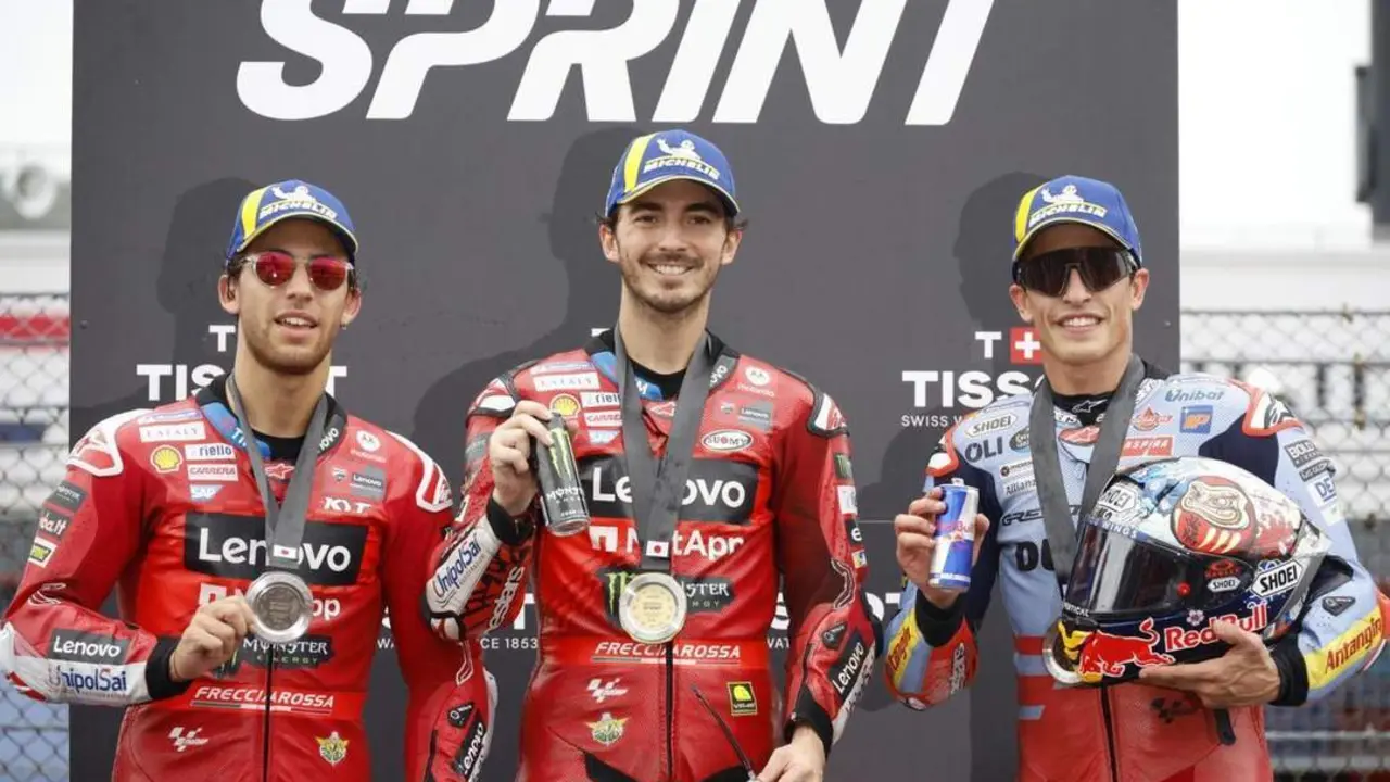 Banaia (centro), Bastianini (izquierda)y M&aacute;rquez (derecha). - EFE