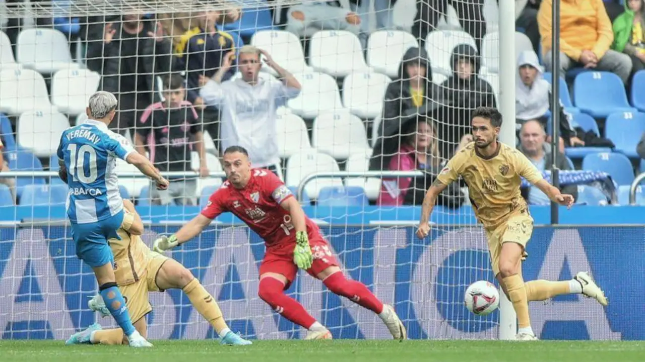 Intervenci&oacute;n del portero malaguista. - LALIGA