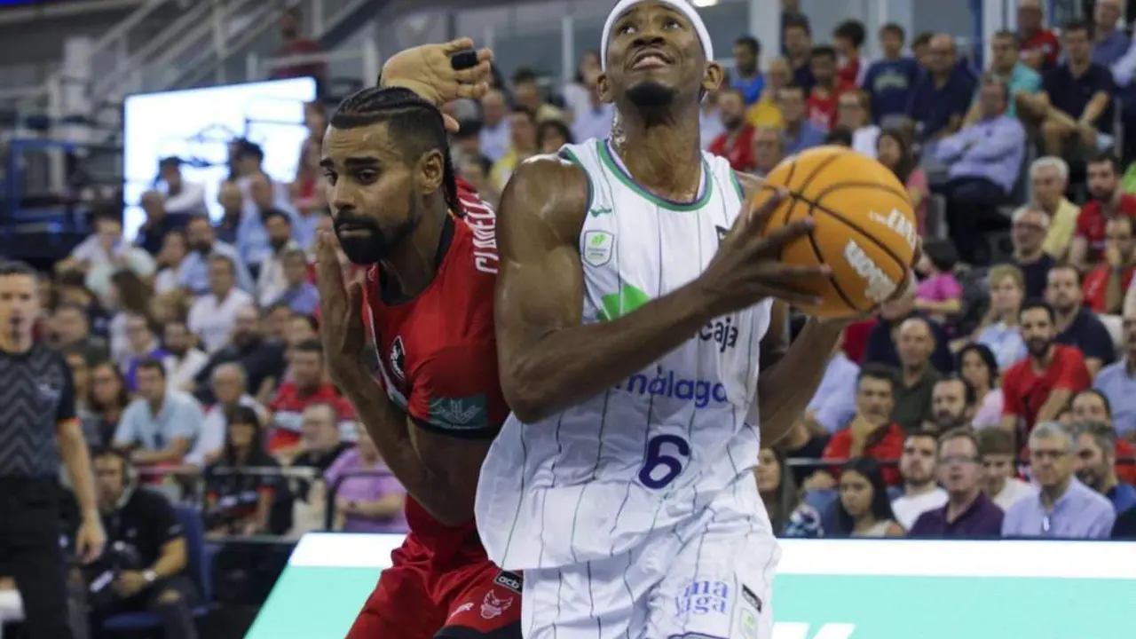 Taylor (d), del Unicaja M&aacute;laga, entra a canasta ante Clavell. - Pepe Torres/EFE