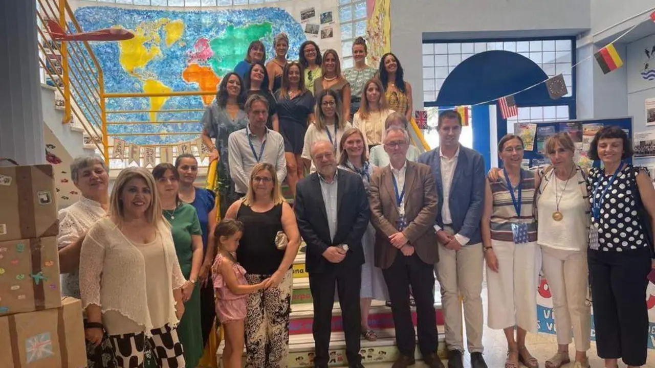 Visita de los representantes europeos al centro de El Portal - Facebook