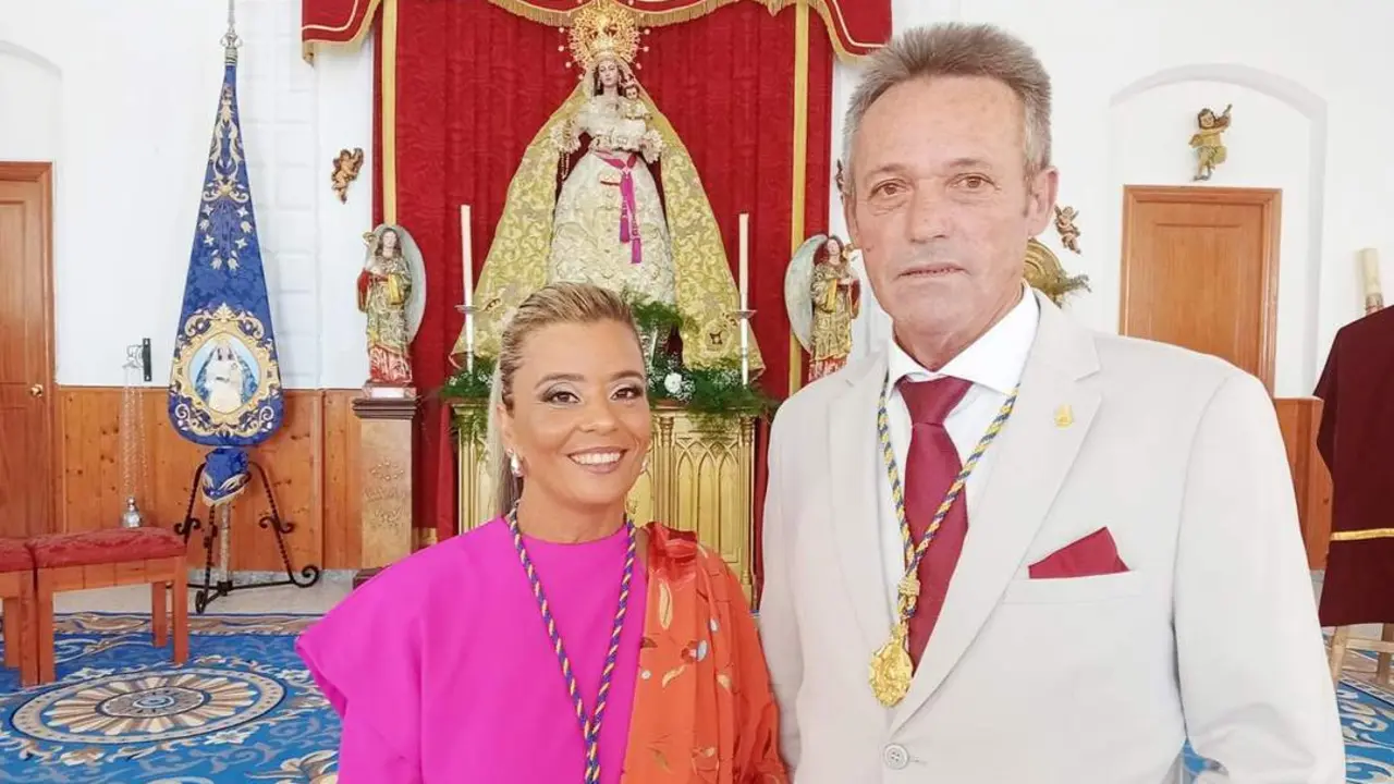 Tamisses Souza y Gumersindo Reyes posan junto a la Virgen - Ra&uacute;l J. Bustillos