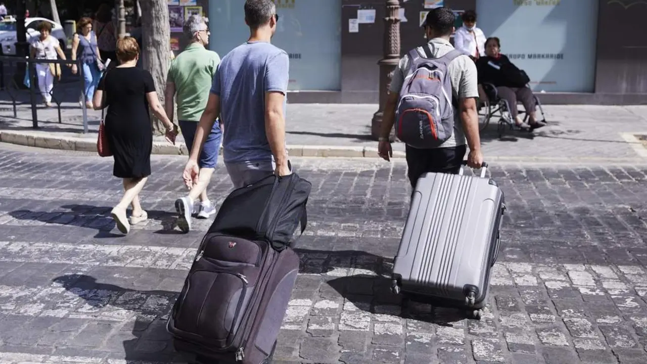 Turistas en el centro de Sevilla.  - EP