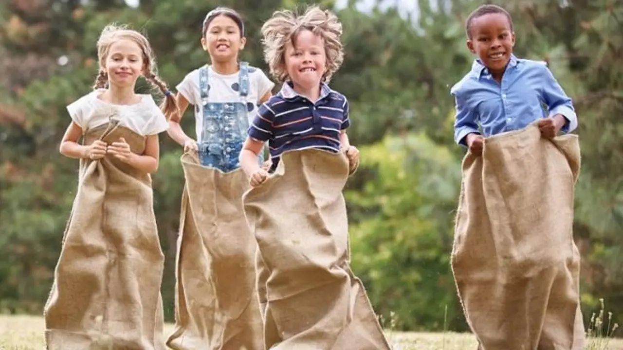 ni&ntilde;os jugando. - AI