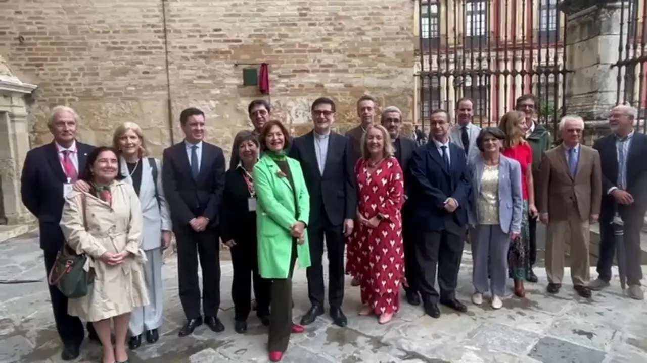 La Giralda luce ya la placa conmemorativa 'Hispania Nostra' por su conservaci&oacute;n