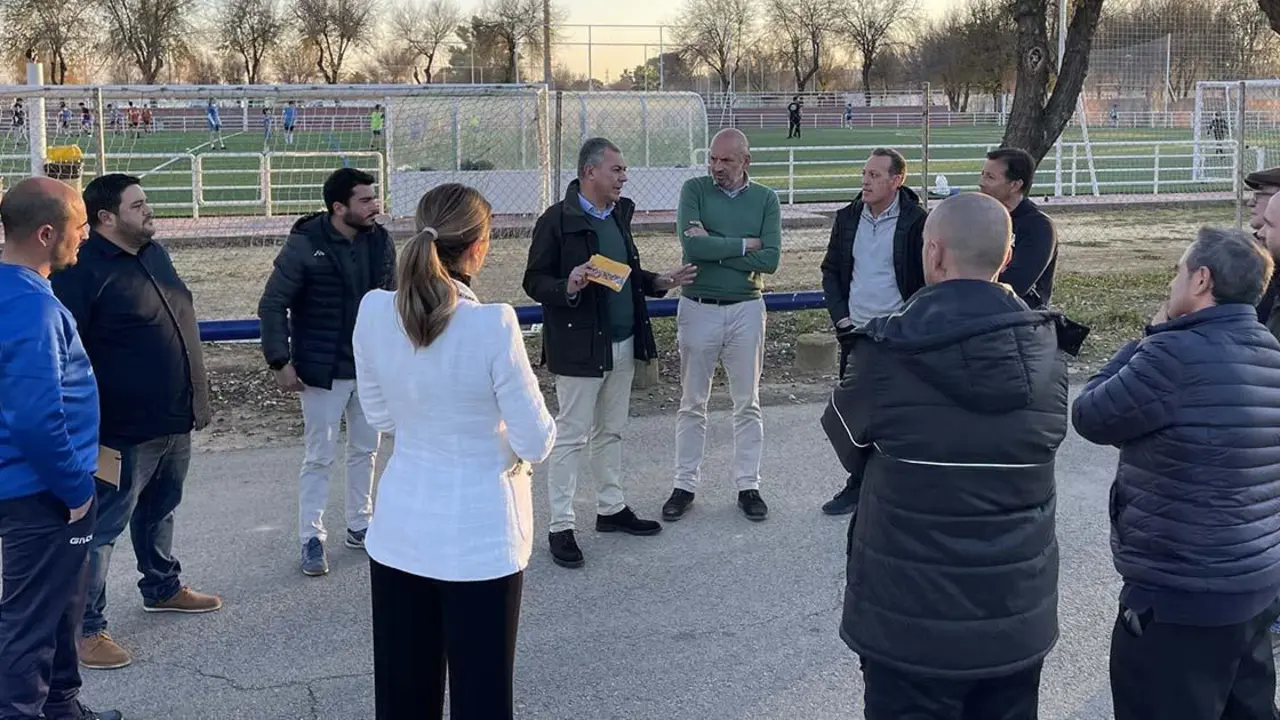 Jos&eacute; Luis Sanz, con los responsables del Parque Vega de Triana - AYTO
