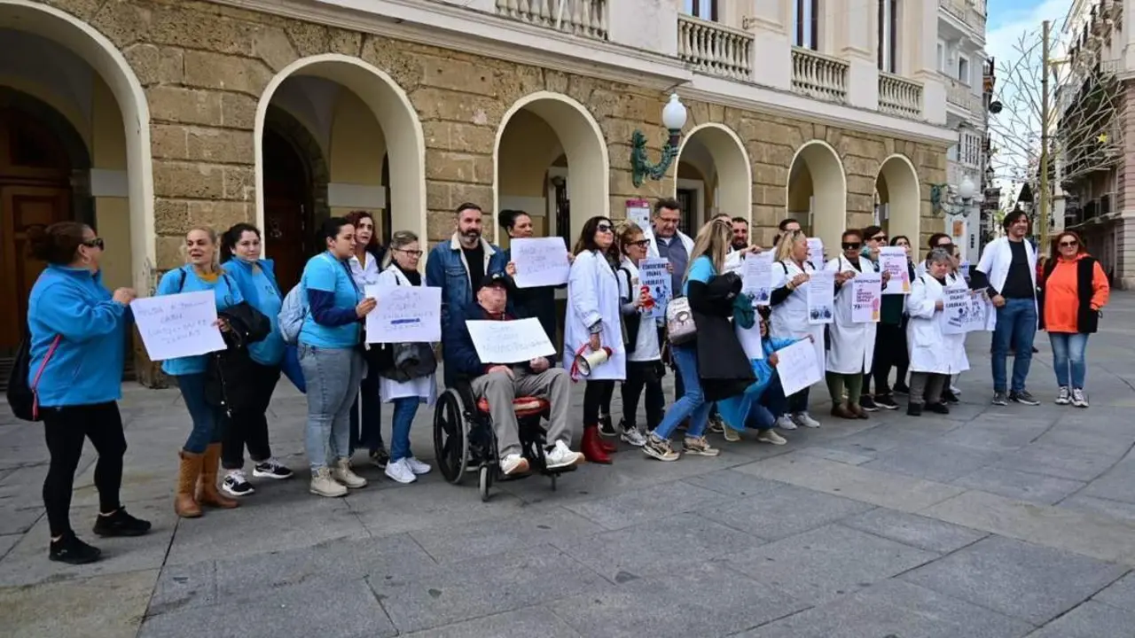 Concentraci&oacute;n del colectivo de Ayuda a Domicilio junto al Ayuntamiento - EULOGIO GARC&Iacute;A