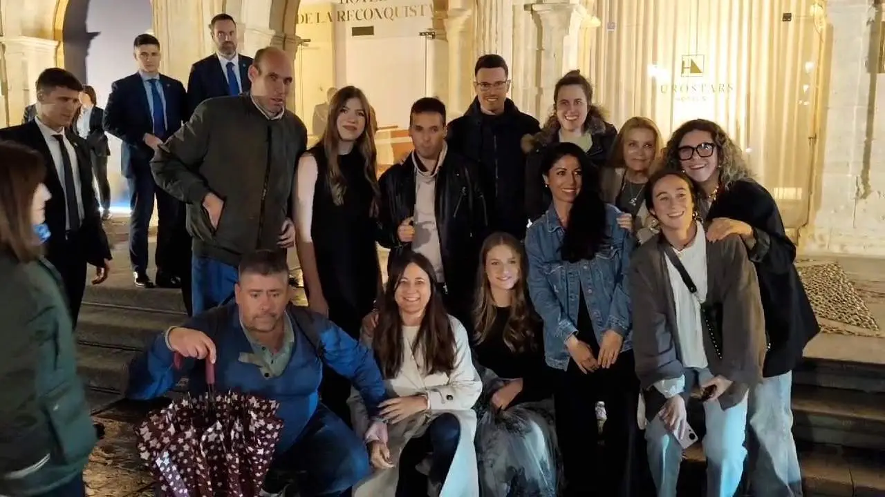 La Princesa Leonor demuestra su cercan&iacute;a con sus fans haci&eacute;ndose una foto como una m&aacute;s