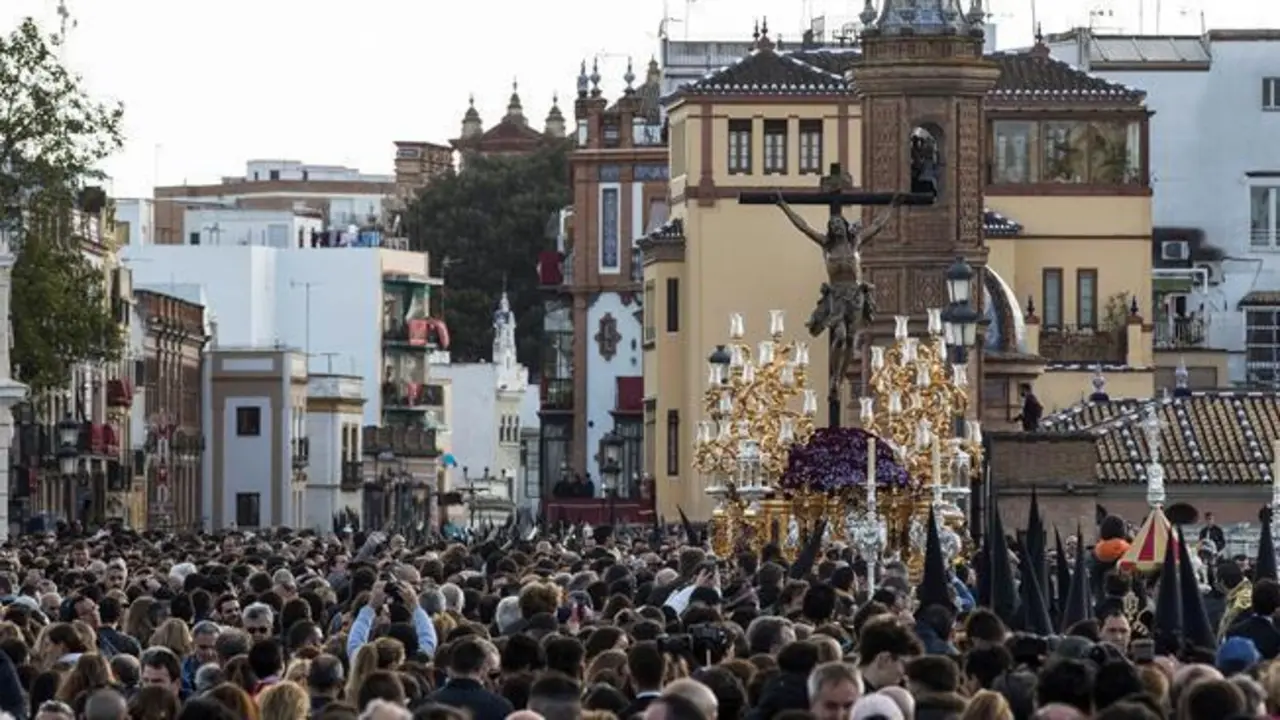La lluvia altera el final del Viernes Santo en Sevilla