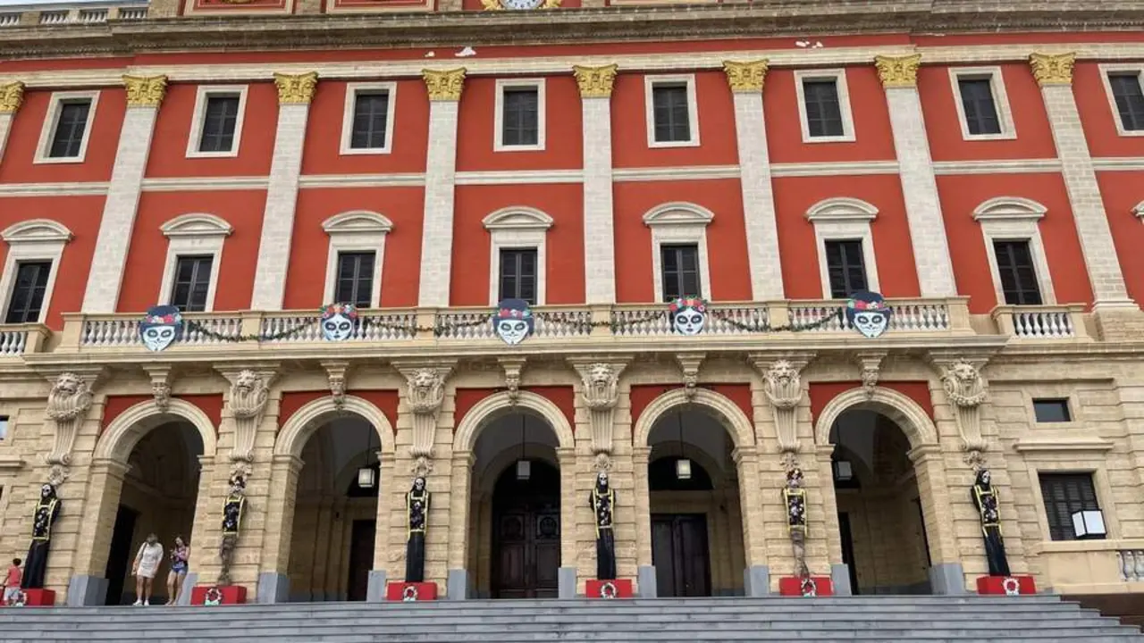 El Ayuntamiento decorado para Halloween en una imagen de archivo.  - Informaci&oacute;n