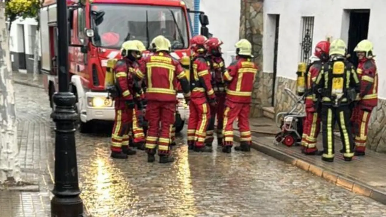 BOMBEROS EN LA PUERTA DE LA SEDE DE IU. - AYTO VALENCINA