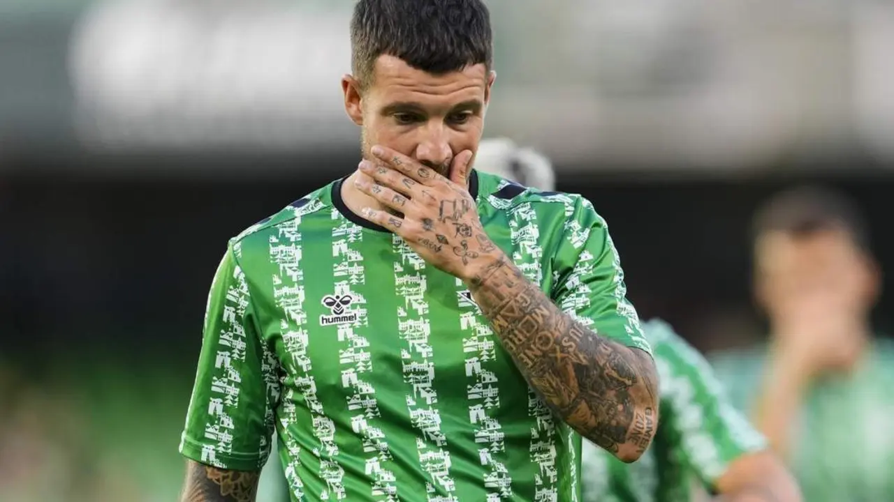 Aitor Ruibal durante un calentamiento con el Real Betis este curso - EP