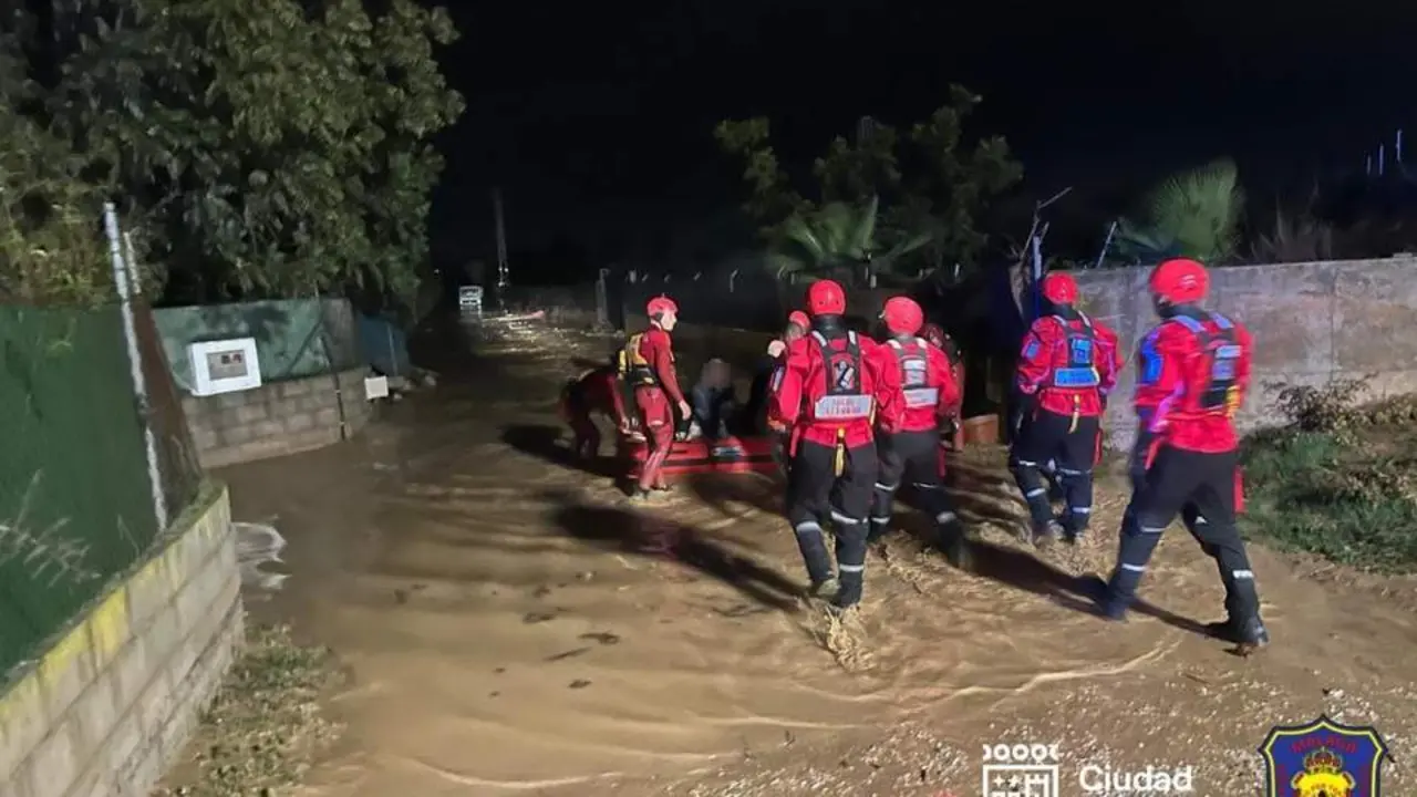Los equipos de emergencias durante los rescates. - Ayto. M&aacute;laga