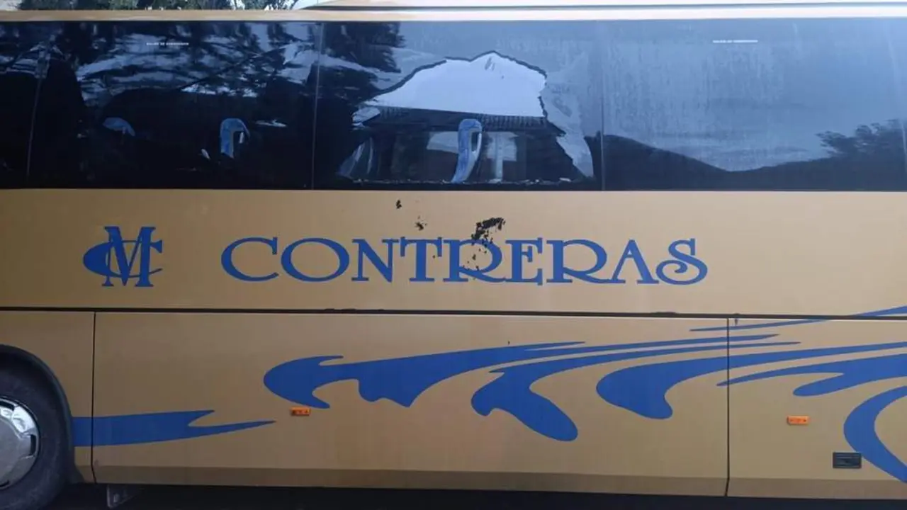 Rotura de luna en el autob&uacute;s que realiza el transporte escolar.  - Ayuntamiento de Frailes. 