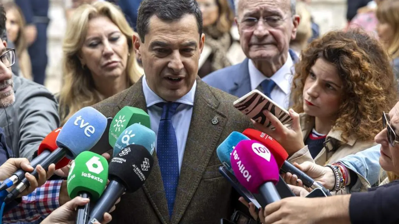 Juanma Moreno en el minuto de silencio por las v&iacute;ctimas de la DANA  - &Aacute;lvaro Cabrera - EFE