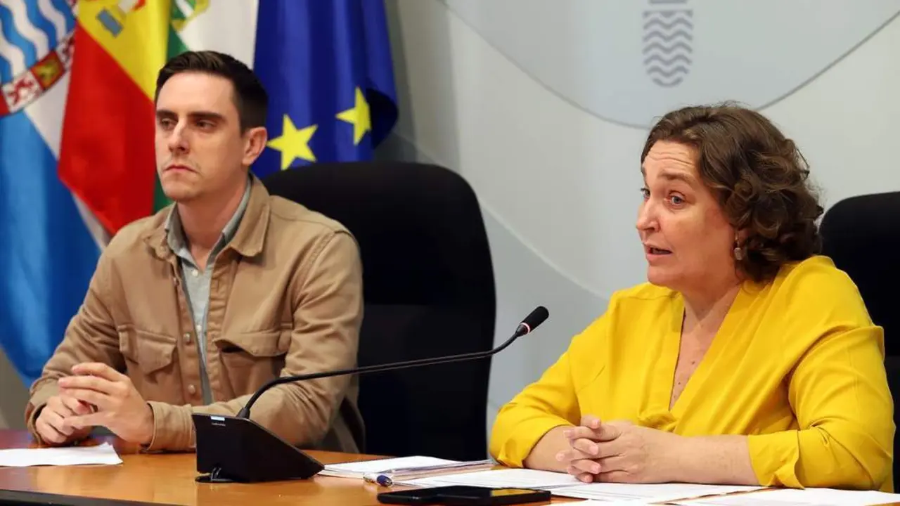 Jaime Espinar y Bel&eacute;n de la Cuadra, en rueda de prensa.  - Andaluc&iacute;a Informaci&oacute;n