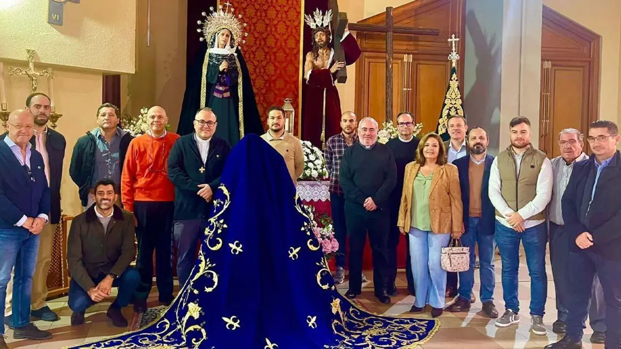 Foto de familia en la cesi&oacute;n del manto de la Esperanza - HERMANDAD