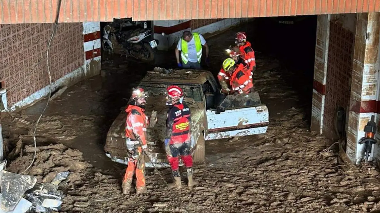 El relevo de los bomberos del consorcio sigue trabajando en dos zonas de Catarroja