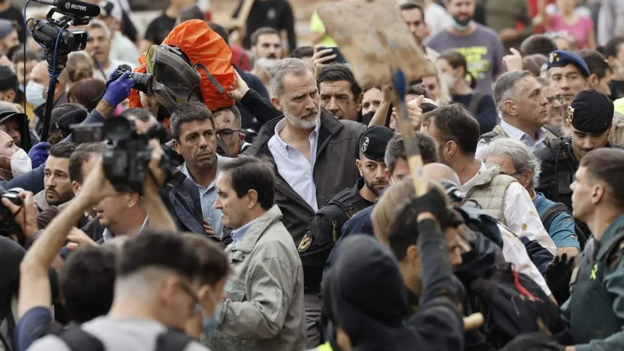 La visita a Paiporta. - EFE / Biel Rivas