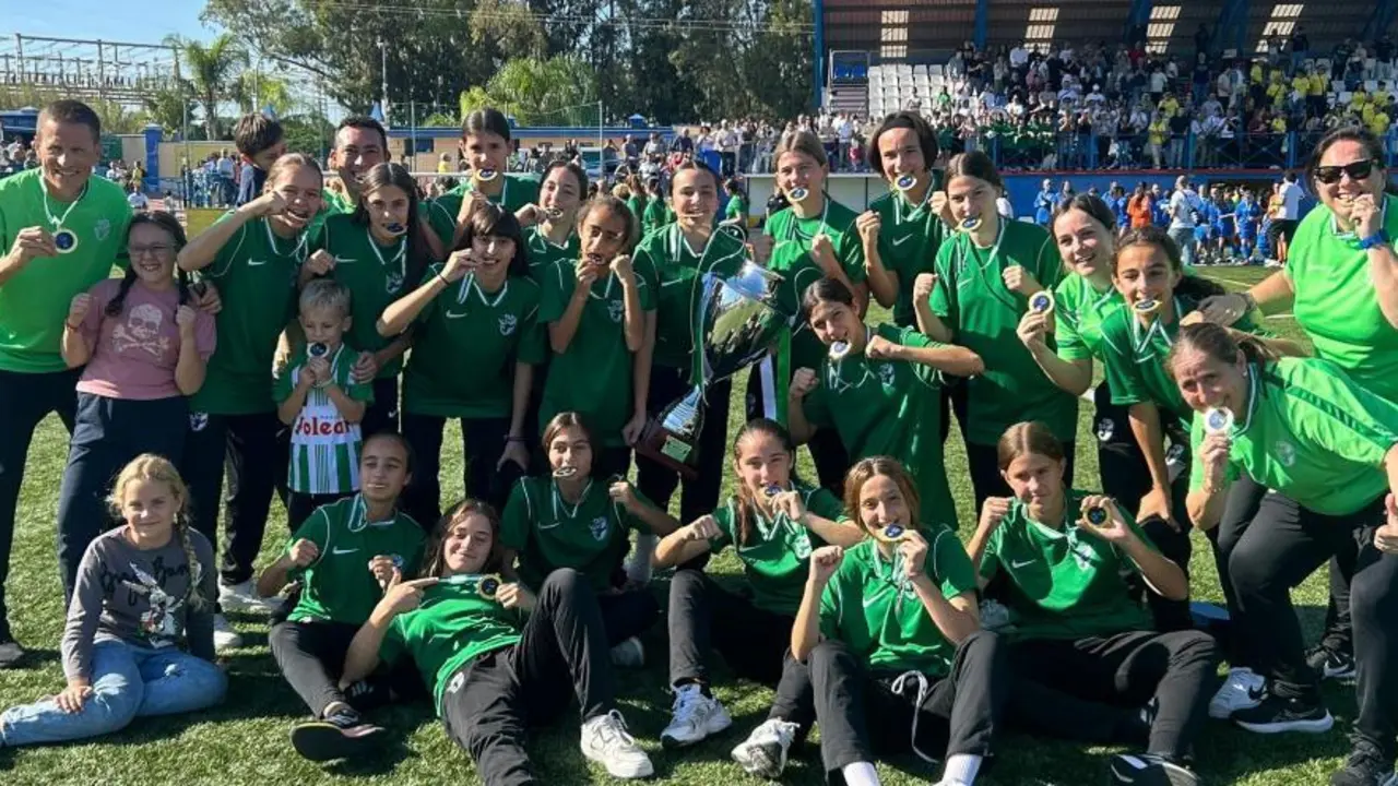 La Selecci&oacute;n de C&aacute;diz femenina sub-14 celebra su victoria en la final - RFAF