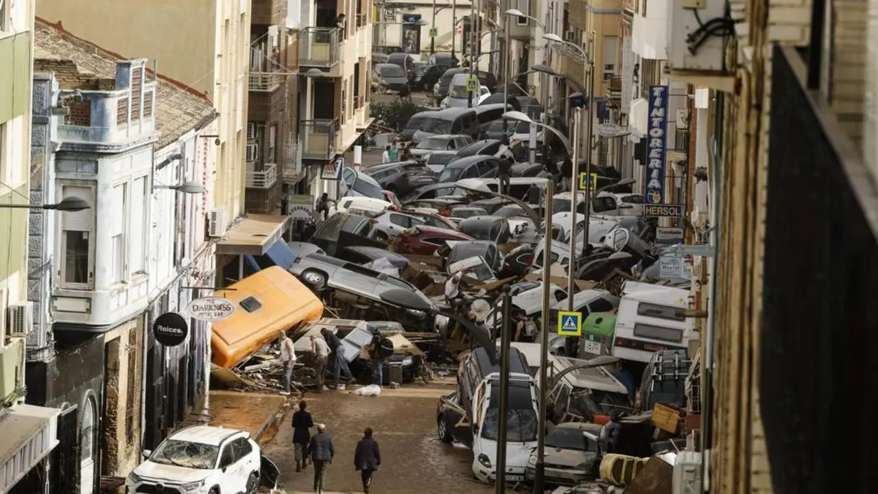 Veh&iacute;culos amontonados en una calle de Picanya. - EFE/Biel Ali&ntilde;o