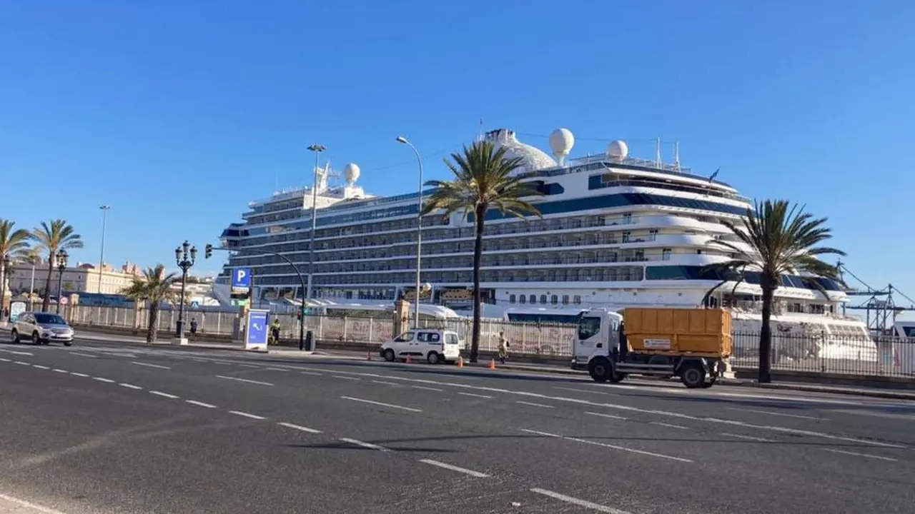 Crucero en el Puerto de C&aacute;diz. - VIVA