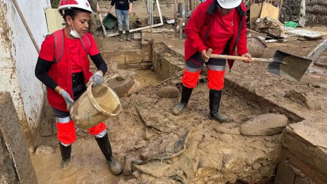 Limpieza de barro d&iacute;as atr&aacute;s junto al Guadalhorce. - Cruz Roja