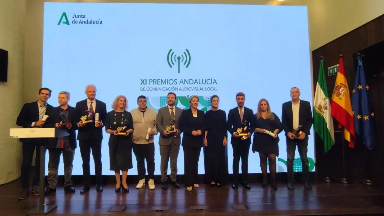 Foto de familia de los premiados. - 7TV