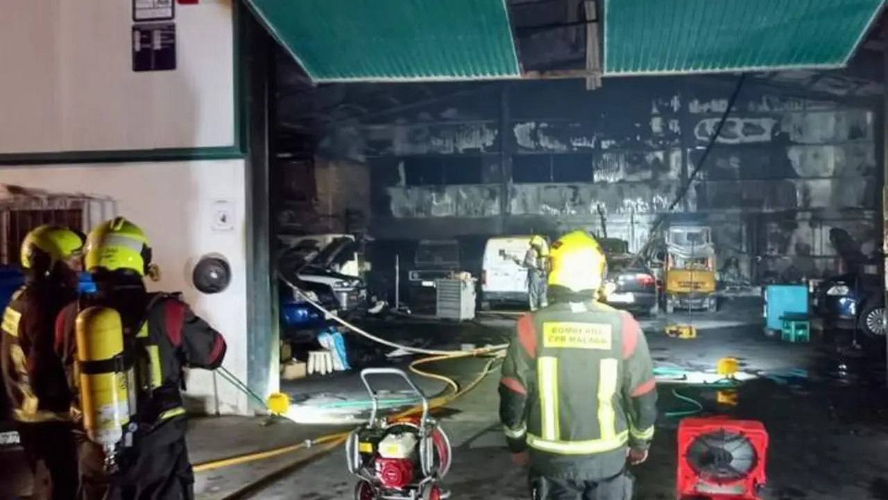 Dotaciones de bomberos del CPB intervienen en el incendio. - CPB