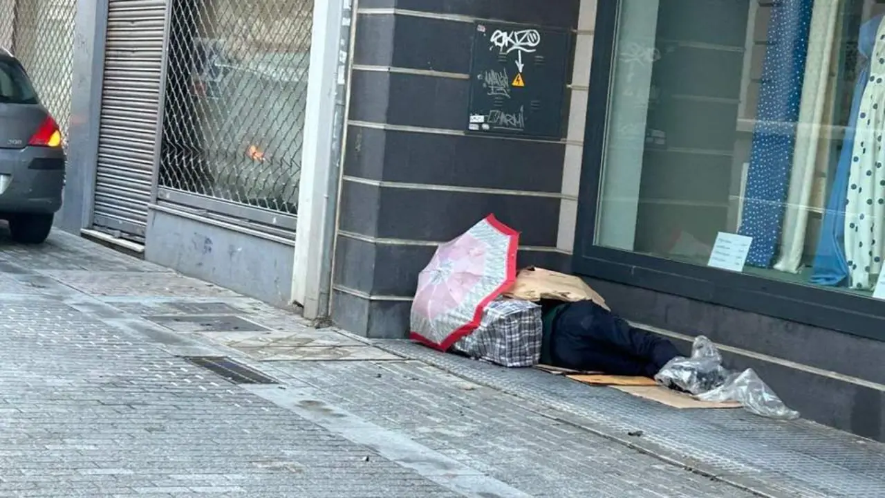 Persona sin hogar en una calle de Huelva. - VGPALACIOS