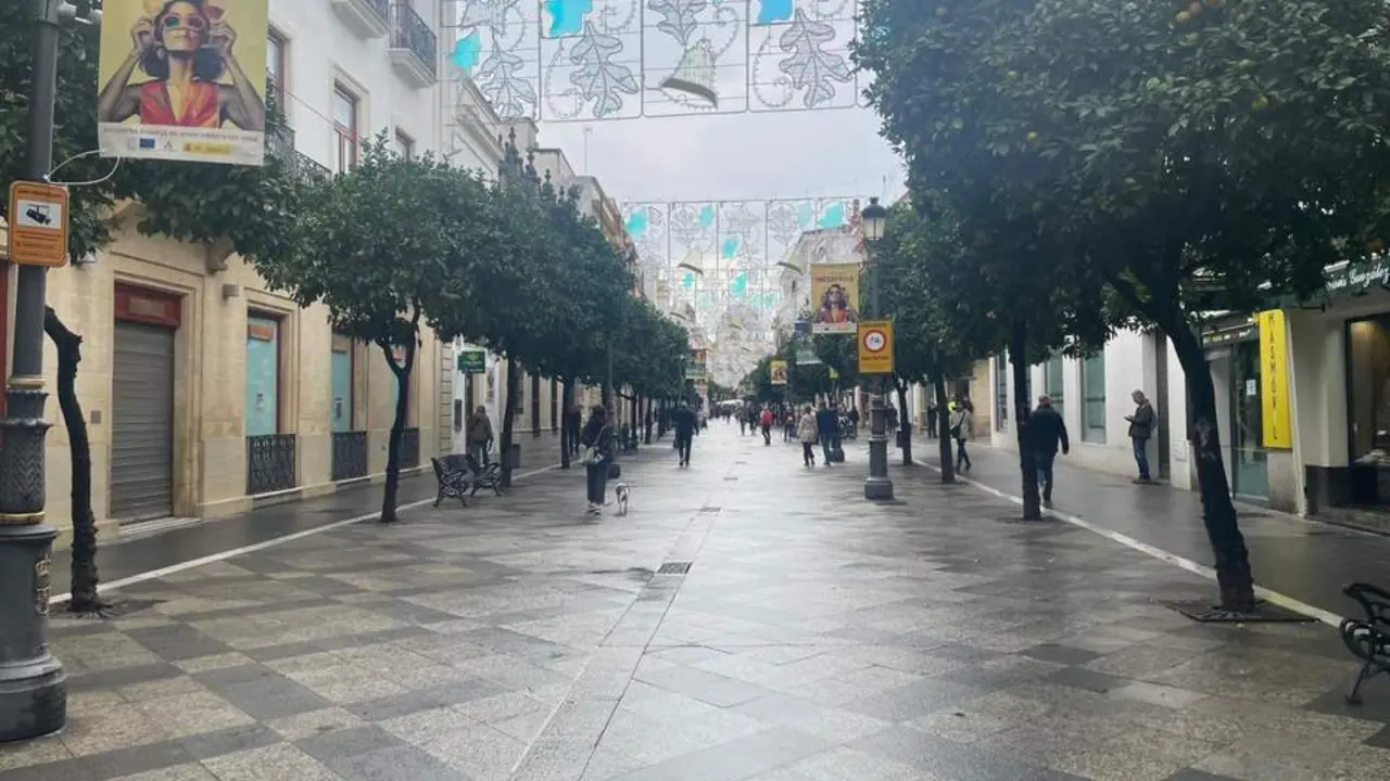 La calle Larga sin apenas p&uacute;blico este jueves a mediod&iacute;a - Jim&eacute;nez