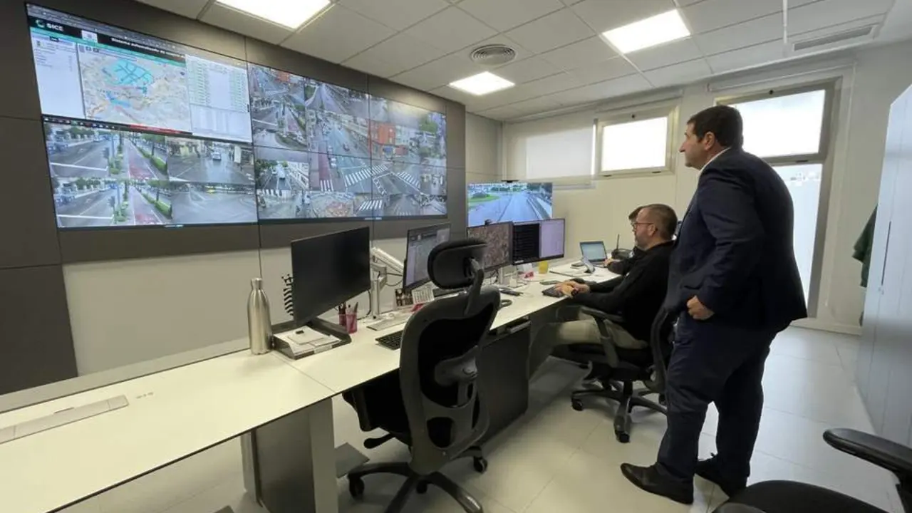 El delegado de Seguridad, Ignacio Mart&iacute;nez, en la sala de control. - Jim&eacute;nez